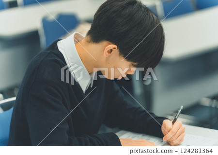 high school student, studying, junior high school student 124281364