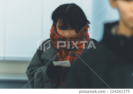 考試結果公佈 高中女生 參加考試 124281375