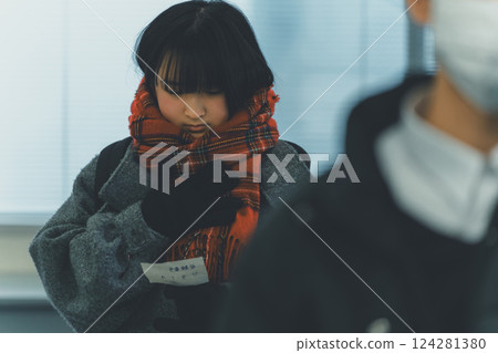 examination result announcement, girl, high school girl 124281380