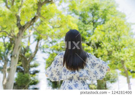A woman who takes a deep breath at a park 124281400