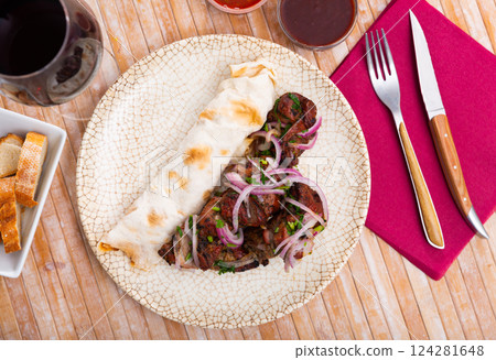Grilled pork meat shashlik with sliced onion 124281648