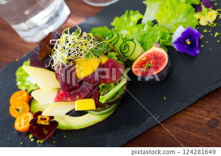 Salad with tuna, mango and avocado 124281649