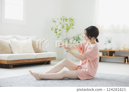 一位穿著睡衣做身體照顧的女人 124281821
