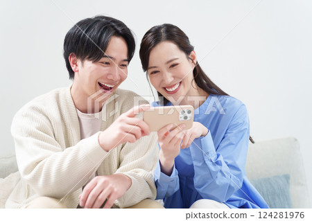 使用智慧型手機的夫婦 124281976