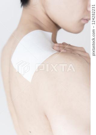 男人在肩膀上敷藥，肩膀疼痛，肩膀僵硬，敷藥，肌肉疼痛 124282231