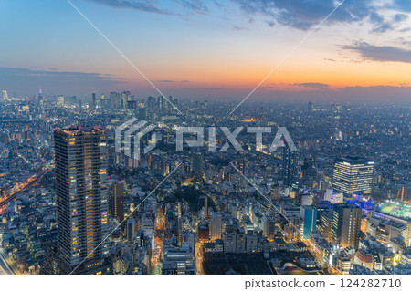 從池袋陽光城欣賞新宿的夜景 從池袋陽光城欣賞新宿的夜景 124282710