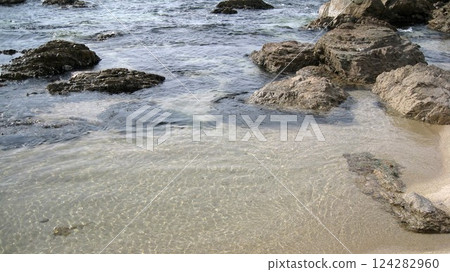 春天平靜清澈的海水、沙灘和礁石 春天平靜清澈的海水、沙灘和礁石 124282960