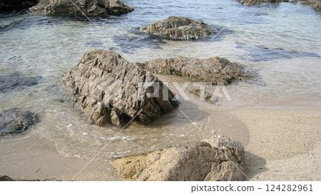 春天平靜清澈的海水、沙灘和礁石 春天平靜清澈的海水、沙灘和礁石 124282961