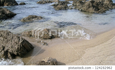 春天平靜清澈的海水、沙灘和礁石 春天平靜清澈的海水、沙灘和礁石 124282962