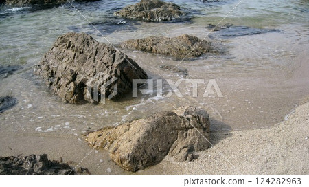 春天平靜清澈的海水、沙灘和礁石 春天平靜清澈的海水、沙灘和礁石 124282963