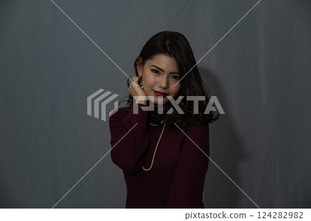 穿紅衣服的年輕女子 穿紅衣服的年輕女子 124282982