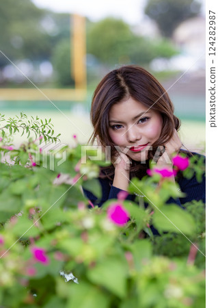 波斯菊領域的少婦 波斯菊領域的少婦 124282987