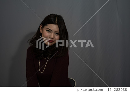 穿紅裙子的女人 穿紅裙子的女人 124282988