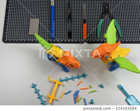 孩子玩玩具 孩子玩玩具 124283094