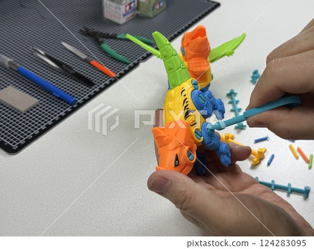 孩子玩玩具 孩子玩玩具 124283095