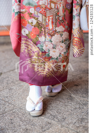 一個穿著和服的女人 124283128