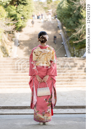 一名身著和服的女子爬上神社的石階 124283129