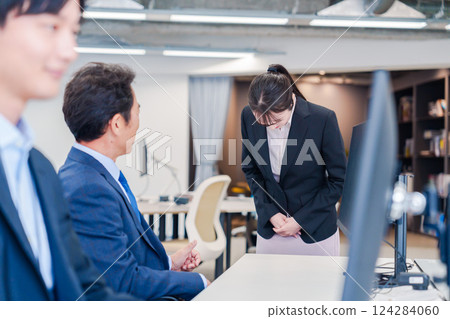 一位新來的女士剛被分配到辦公室，正在和她的老闆打招呼 124284060