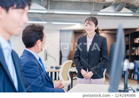 一位新來的女士剛被分配到辦公室，正在和她的老闆打招呼 124284066