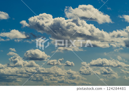 春雨過後藍天白雲i-4電影般的 124284481