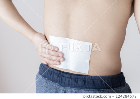 男人在腰部敷藥，腰痛，敷藥，肌肉痛 124284572