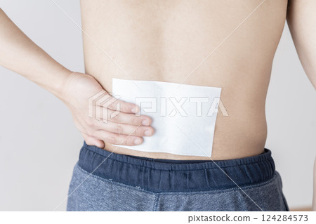男人在腰部敷藥,腰痛,敷藥,肌肉痛 男人在腰部敷藥,腰痛,敷藥,肌肉痛 124284573