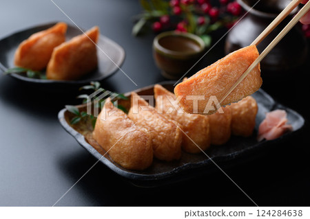 Inari sushi (dark image) 124284638