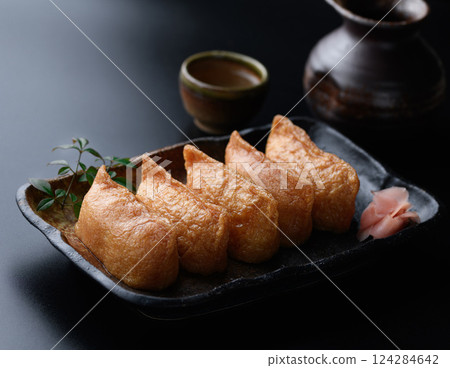 稻荷壽司（深色圖像） 124284642