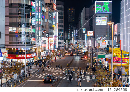夜晚的新宿西口十字路口 夜晚的新宿西口十字路口 124284868