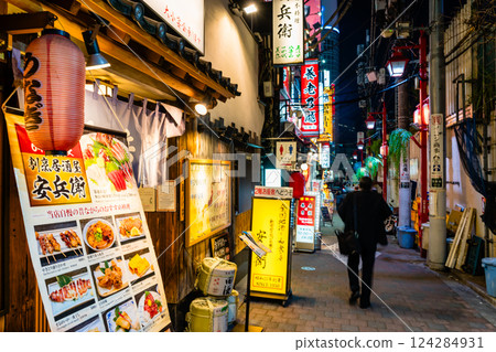 Night view of Shinjuku's drinking district Night view of Shinjuku's drinking district 124284931