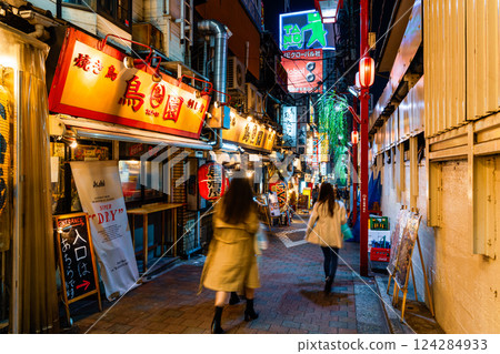 Night view of Shinjuku's drinking district 124284933