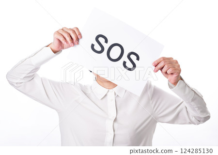 一名身穿白襯衫的人舉著一張紙條,上面寫著“SOS” 一名身穿白襯衫的人舉著一張紙條,上面寫著“SOS” 124285130