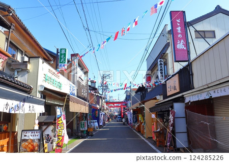 The town in front of the Chiyobo Inari Shrine (Kaizu City, Gifu Prefecture) 124285226
