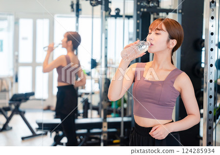年輕女子在健身房補充水分 年輕女子在健身房補充水分 124285934