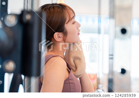 年輕女子在健身房補充水分 124285939