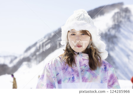 女人享受滑雪 124285966