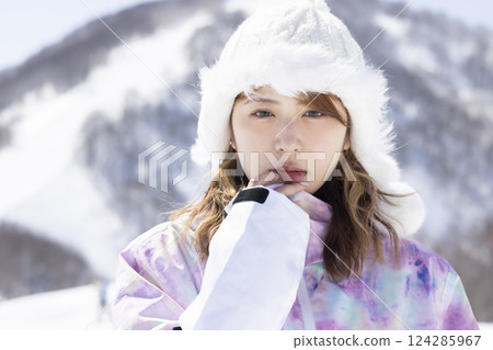 女人享受滑雪 124285967