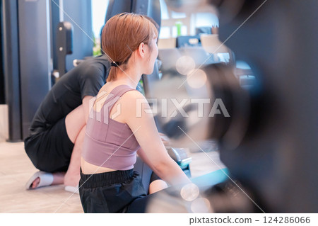 一名女子和她的教練正在參加私人健身房活動 124286066