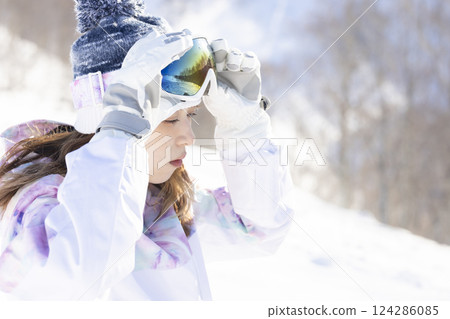 女人享受滑雪 124286085