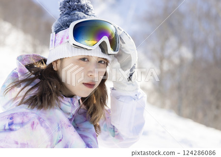 Woman enjoying ski 124286086
