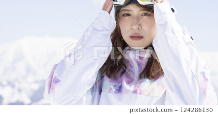 女人享受滑雪 124286130