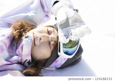 女人享受滑雪 124286131