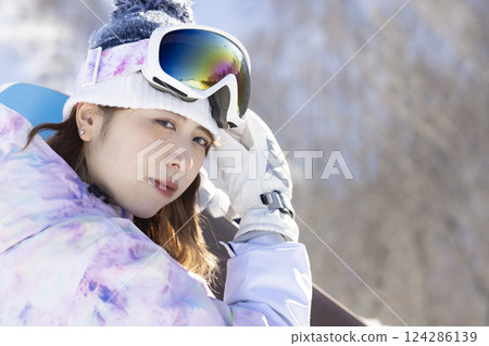 女人享受滑雪 124286139