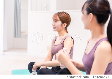 兩名女子在瑜伽課上做瑜伽 124286575