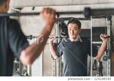 亞洲男人在健身房做槓鈴蹲 124286585