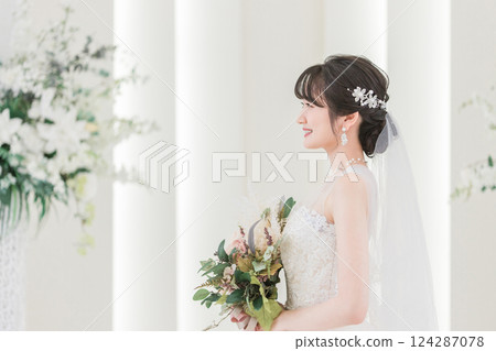 Bride / bride woman with a bouquet at the wedding hall Bride / bride woman with a bouquet at the wedding hall 124287078