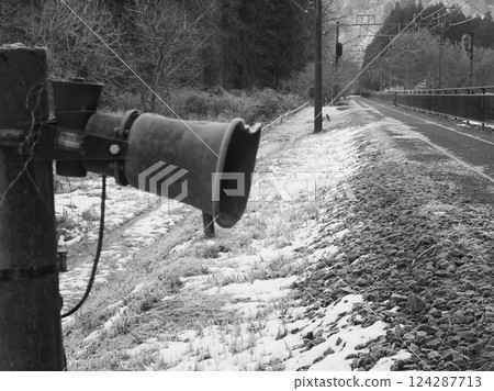 On an early spring morning, walking along a promenade equipped with a railroad crossing alarm sound generator (20250321055857) 124287713