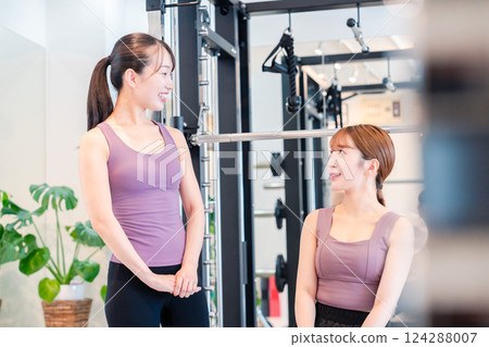 一名女子在健身房接受女教練的私人訓練 一名女子在健身房接受女教練的私人訓練 124288007