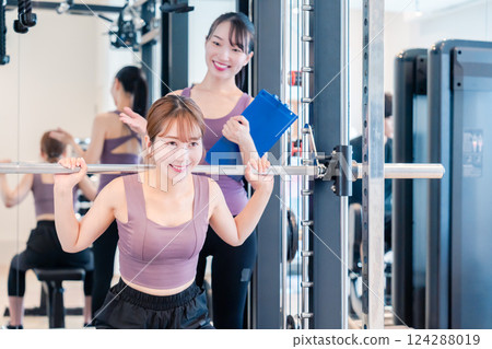 一名女子在健身房接受女教練的私人訓練 124288019