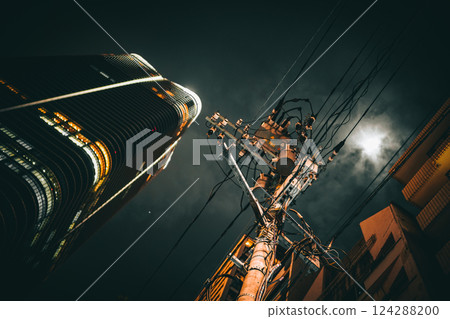 麻布台山、電線桿和月亮 124288200